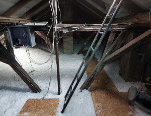 Zateplení stropu bytového domu pomocí foukané izolace